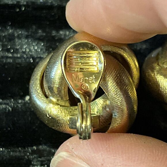 Vintage Monet Signed Brushed Goldtone Love Knot Clip On Earrings Elegant - Picture 6 of 7
